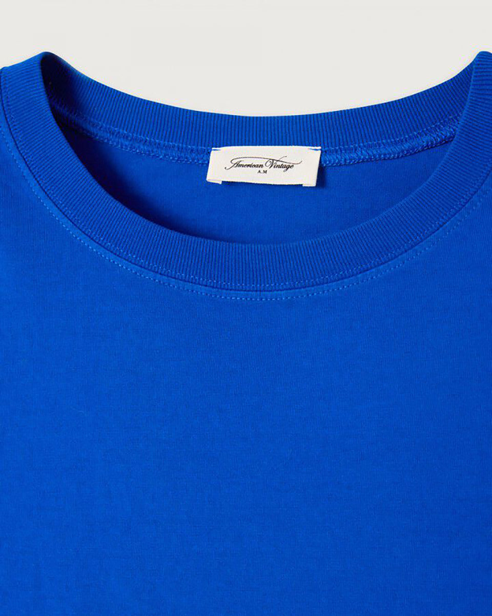 Luźny, oversizowy, prosty t-shirt FIZ02 American Vintage z krótkim, szerokim rękawem i okrągłym dekoltem. Wykonany z grubej, mięsistej bawełny.
-Jeśli chcesz uzyskać oversizowy efekt jak ten zaprezentowany na modelce - zamów t-shirt w swoim normalnym rozmiarze. Jeśli chcesz żeby był nieco bardziej przylegający - zamów koszulkę w mniejszym rozmiarze.