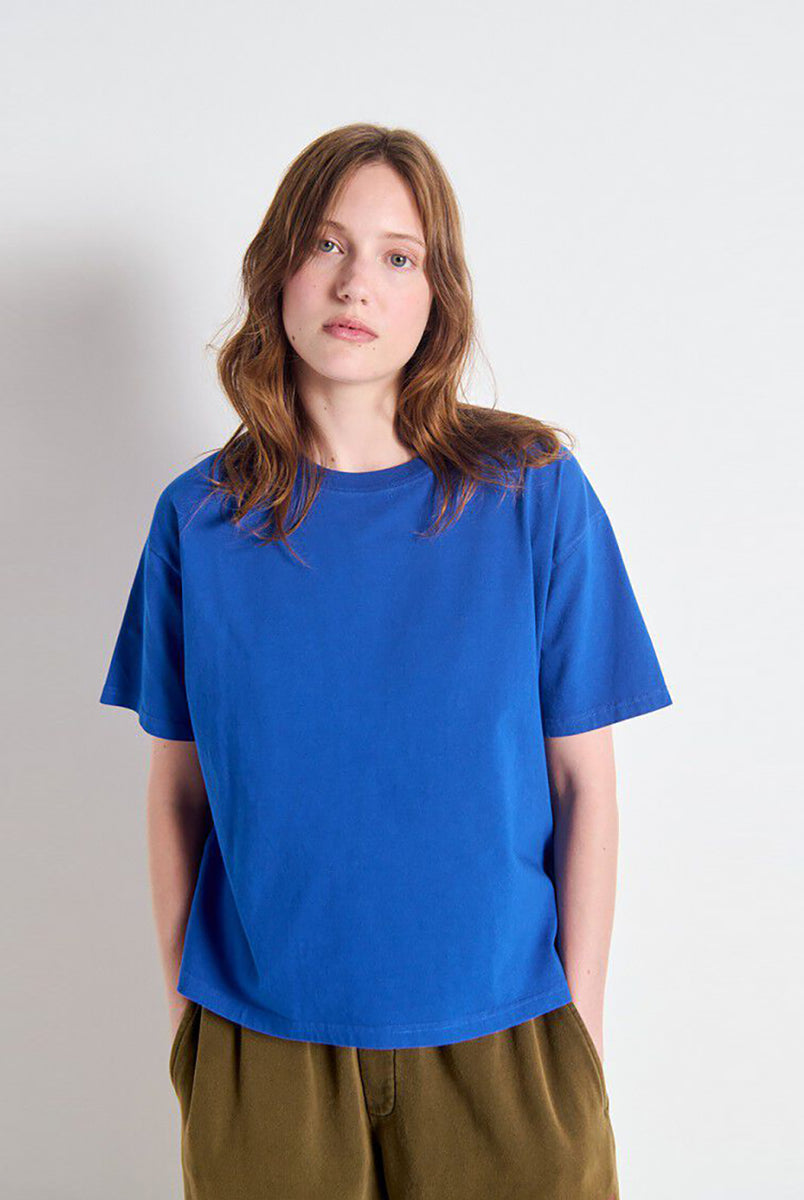 Luźny, oversizowy, prosty t-shirt FIZ02 American Vintage z krótkim, szerokim rękawem i okrągłym dekoltem. Wykonany z grubej, mięsistej bawełny.
-Jeśli chcesz uzyskać oversizowy efekt jak ten zaprezentowany na modelce - zamów t-shirt w swoim normalnym rozmiarze. Jeśli chcesz żeby był nieco bardziej przylegający - zamów koszulkę w mniejszym rozmiarze.