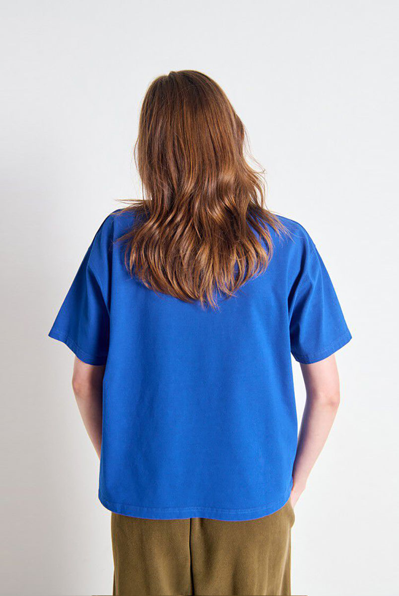 Luźny, oversizowy, prosty t-shirt FIZ02 American Vintage z krótkim, szerokim rękawem i okrągłym dekoltem. Wykonany z grubej, mięsistej bawełny.
-Jeśli chcesz uzyskać oversizowy efekt jak ten zaprezentowany na modelce - zamów t-shirt w swoim normalnym rozmiarze. Jeśli chcesz żeby był nieco bardziej przylegający - zamów koszulkę w mniejszym rozmiarze.