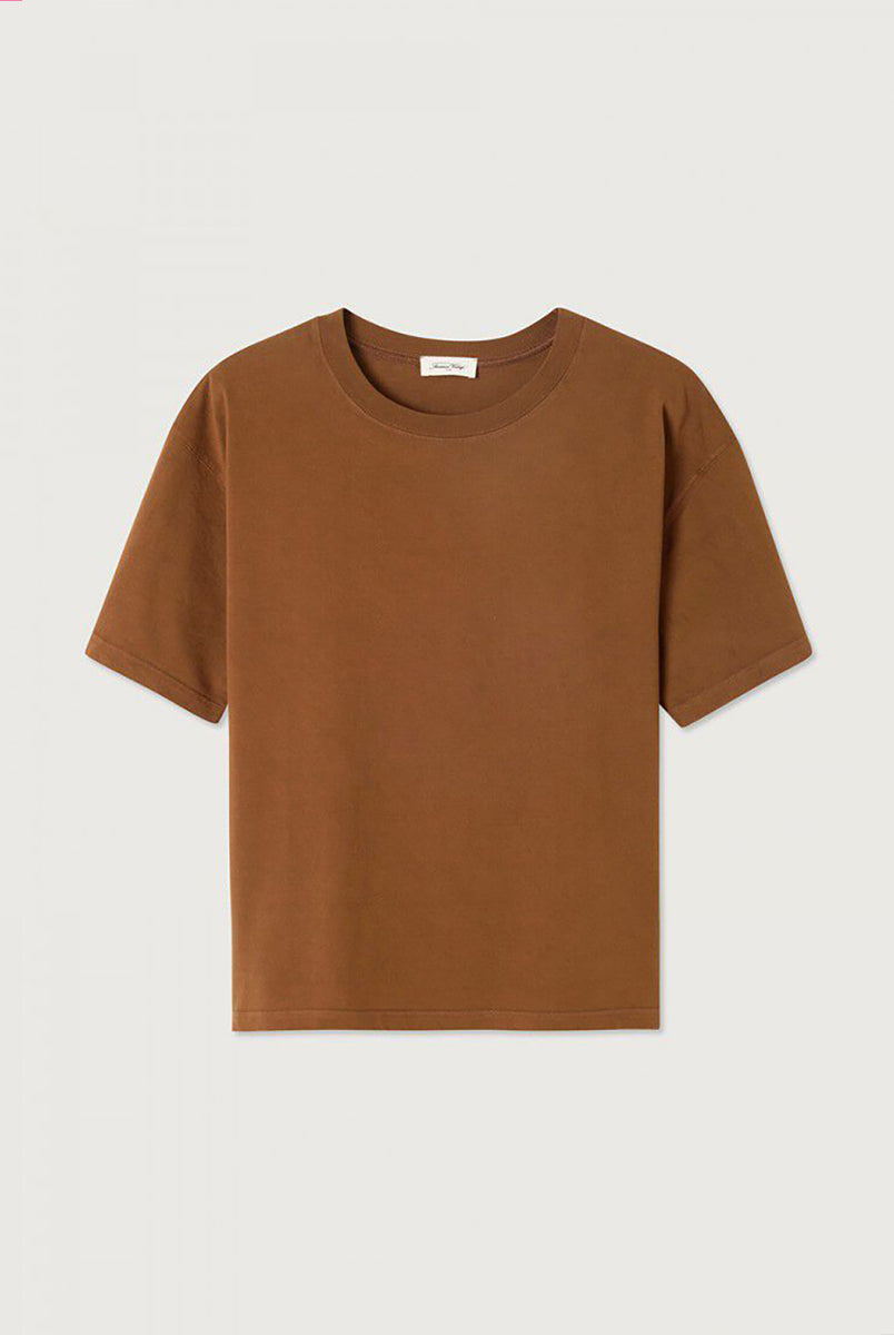 Luźny, oversizowy, prosty t-shirt FIZVALLEY American Vintage z krótkim, szerokim rękawem i okrągłym dekoltem. Wykonany z grubej, mięsistej bawełny.