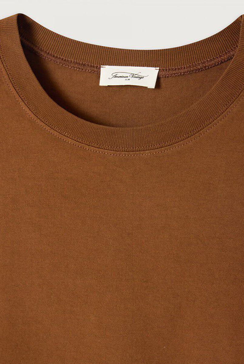 Luźny, oversizowy, prosty t-shirt FIZVALLEY American Vintage z krótkim, szerokim rękawem i okrągłym dekoltem. Wykonany z grubej, mięsistej bawełny.