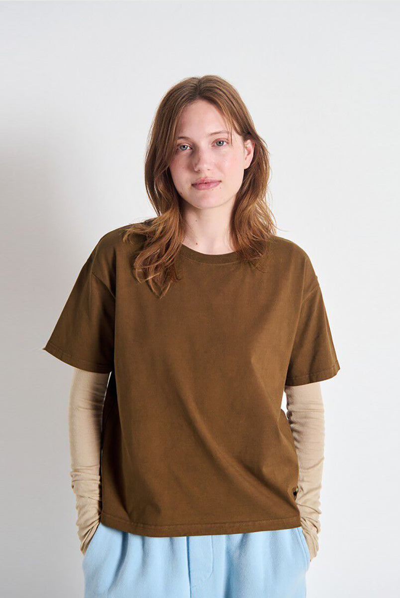 Luźny, oversizowy, prosty t-shirt FIZVALLEY American Vintage z krótkim, szerokim rękawem i okrągłym dekoltem. Wykonany z grubej, mięsistej bawełny.