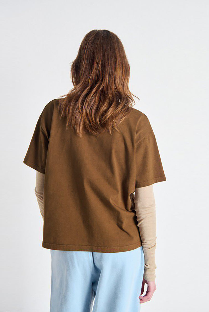 Luźny, oversizowy, prosty t-shirt FIZVALLEY American Vintage z krótkim, szerokim rękawem i okrągłym dekoltem. Wykonany z grubej, mięsistej bawełny.