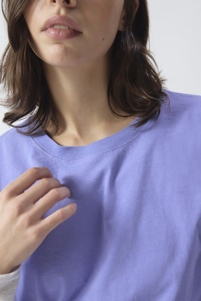 Luźny, oversizowy, prosty t-shirt FIZ02 American Vintage z krótkim, szerokim rękawem i okrągłym dekoltem. Wykonany z grubej, mięsistej bawełny.
-Jeśli chcesz uzyskać oversizowy efekt jak ten zaprezentowany na modelce - zamów t-shirt w swoim normalnym rozmiarze. Jeśli chcesz żeby był nieco bardziej przylegający - zamów koszulkę w mniejszym rozmiarze.
