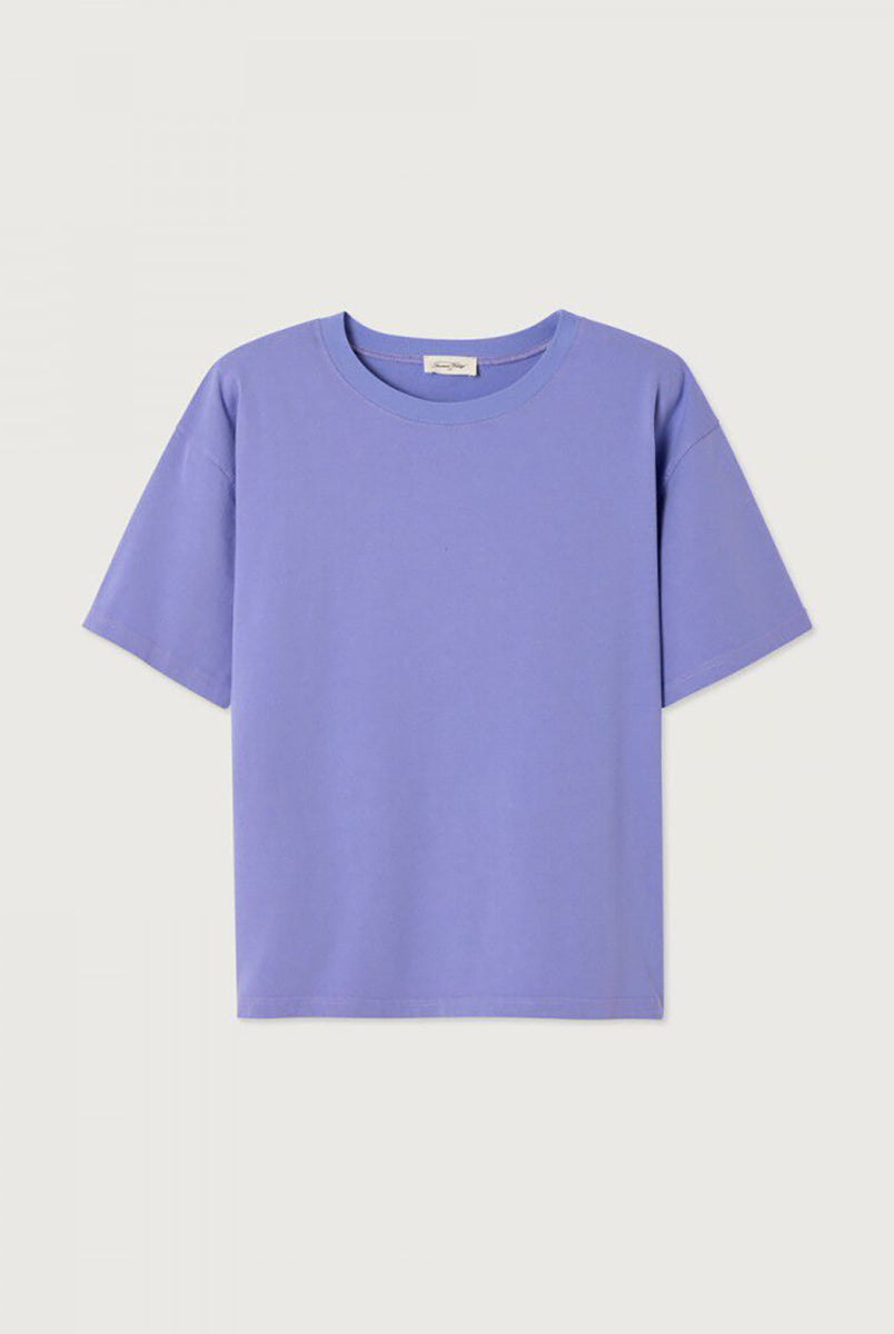 Luźny, oversizowy, prosty t-shirt FIZ02 American Vintage z krótkim, szerokim rękawem i okrągłym dekoltem. Wykonany z grubej, mięsistej bawełny.
-Jeśli chcesz uzyskać oversizowy efekt jak ten zaprezentowany na modelce - zamów t-shirt w swoim normalnym rozmiarze. Jeśli chcesz żeby był nieco bardziej przylegający - zamów koszulkę w mniejszym rozmiarze.