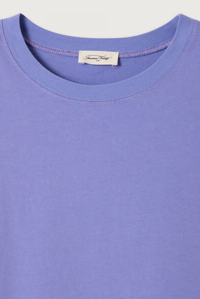 Luźny, oversizowy, prosty t-shirt FIZ02 American Vintage z krótkim, szerokim rękawem i okrągłym dekoltem. Wykonany z grubej, mięsistej bawełny.
-Jeśli chcesz uzyskać oversizowy efekt jak ten zaprezentowany na modelce - zamów t-shirt w swoim normalnym rozmiarze. Jeśli chcesz żeby był nieco bardziej przylegający - zamów koszulkę w mniejszym rozmiarze.