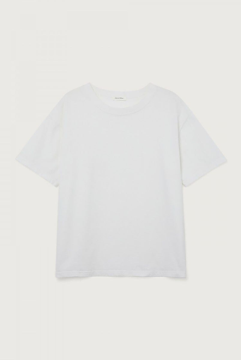 Luźny, oversizowy, prosty t-shirt FIZ02 American Vintage z krótkim, szerokim rękawem i okrągłym dekoltem. Wykonany z grubej, mięsistej bawełny.
-Jeśli chcesz uzyskać oversizowy efekt jak ten zaprezentowany na modelce - zamów t-shirt w swoim normalnym rozmiarze. Jeśli chcesz żeby był nieco bardziej przylegający - zamów koszulkę w mniejszym rozmiarze.