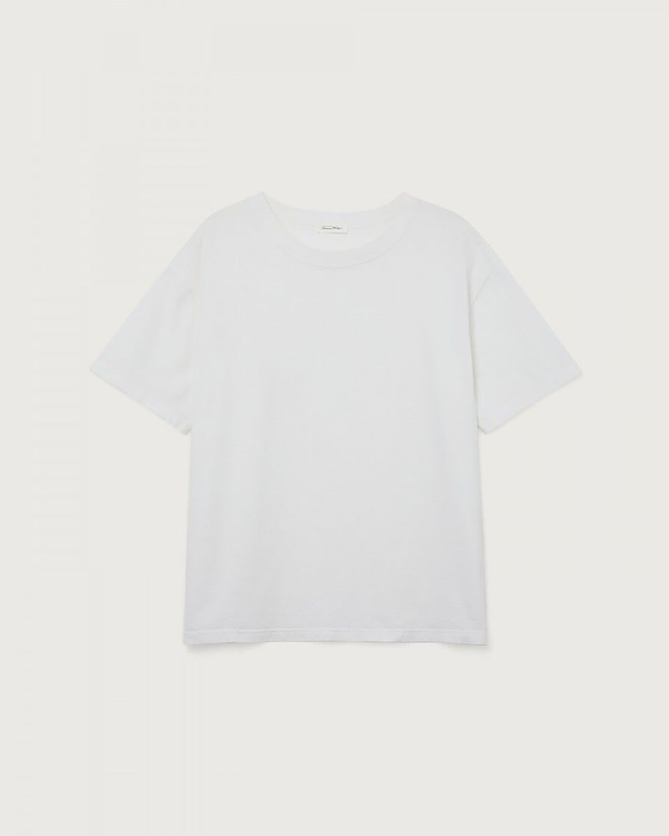 Luźny, oversizowy, prosty t-shirt FIZ02 American Vintage z krótkim, szerokim rękawem i okrągłym dekoltem. Wykonany z grubej, mięsistej bawełny.
-Jeśli chcesz uzyskać oversizowy efekt jak ten zaprezentowany na modelce - zamów t-shirt w swoim normalnym rozmiarze. Jeśli chcesz żeby był nieco bardziej przylegający - zamów koszulkę w mniejszym rozmiarze.