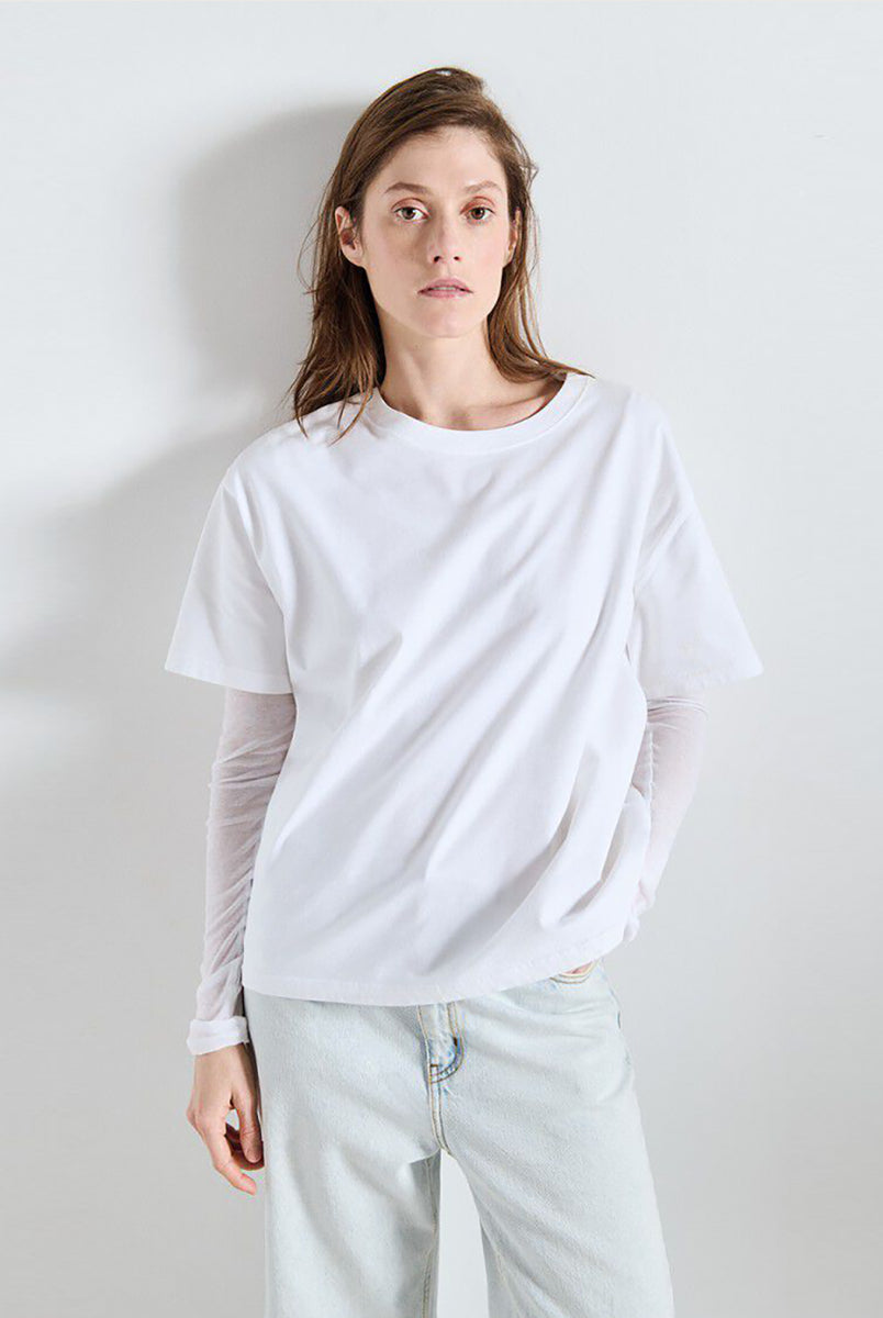 Luźny, oversizowy, prosty t-shirt FIZ02 American Vintage z krótkim, szerokim rękawem i okrągłym dekoltem. Wykonany z grubej, mięsistej bawełny.
-Jeśli chcesz uzyskać oversizowy efekt jak ten zaprezentowany na modelce - zamów t-shirt w swoim normalnym rozmiarze. Jeśli chcesz żeby był nieco bardziej przylegający - zamów koszulkę w mniejszym rozmiarze.