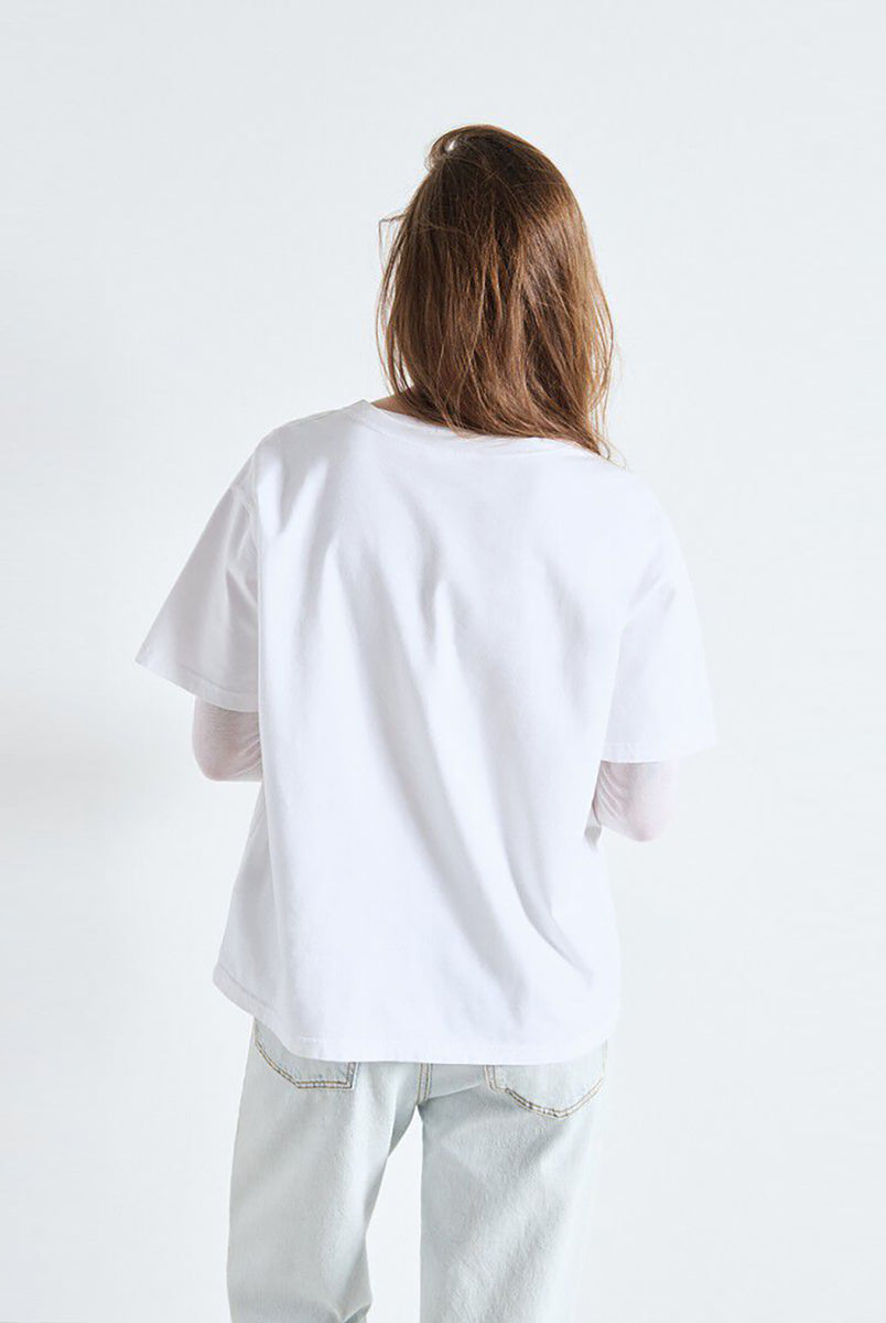 Luźny, oversizowy, prosty t-shirt FIZ02 American Vintage z krótkim, szerokim rękawem i okrągłym dekoltem. Wykonany z grubej, mięsistej bawełny.
-Jeśli chcesz uzyskać oversizowy efekt jak ten zaprezentowany na modelce - zamów t-shirt w swoim normalnym rozmiarze. Jeśli chcesz żeby był nieco bardziej przylegający - zamów koszulkę w mniejszym rozmiarze.