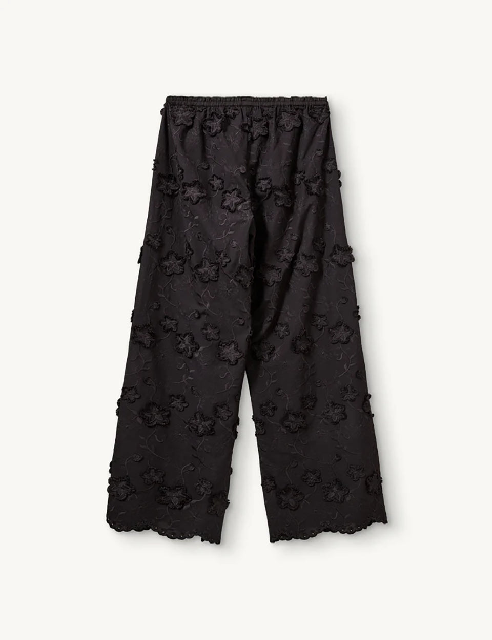 Luźne, proste, czarne spodnie Fleur Black marki The Garment z długimi, szerokimi nogawkami i elastyczną talią z gumką w pasie. Na całej powierzchni naszyte są wypukłe, kwiatowe aplikacje 3D. Dół nogawek wykończony jest naturalnym, falistym brzegiem koronki. Te spodnie to idealna alternatywa dla klasycznej sukienki wieczorowej.
-Luźny krój typu wide-leg
-Wypukłe, kwiatowe aplikacje
-Zamów spodnie w swoim normalnym rozmiarze