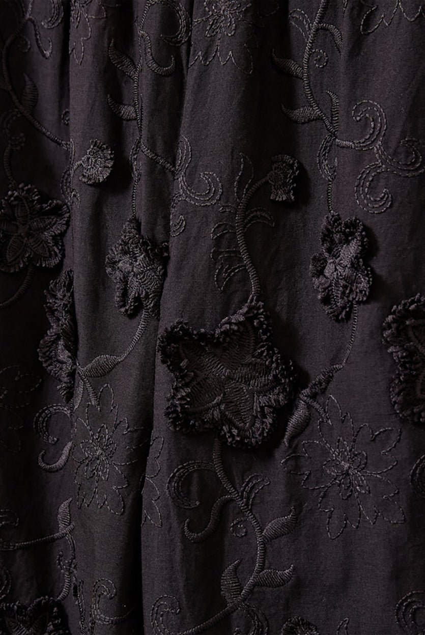 Luźne, proste, czarne spodnie Fleur Black marki The Garment z długimi, szerokimi nogawkami i elastyczną talią z gumką w pasie. Na całej powierzchni naszyte są wypukłe, kwiatowe aplikacje 3D. Dół nogawek wykończony jest naturalnym, falistym brzegiem koronki. Te spodnie to idealna alternatywa dla klasycznej sukienki wieczorowej.
-Luźny krój typu wide-leg
-Wypukłe, kwiatowe aplikacje
-Zamów spodnie w swoim normalnym rozmiarze