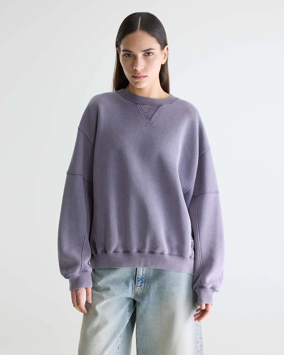 Oversizowa bluza w kolorze spranego fioletu Flips Grape marki BELLEROSE z okrągłym dekoltem, długimi rękawami ze ściągaczami i widocznymi szwami. Bluza ma obniżoną linię ramion i trójkątne przeszycia pod kołnierzem. U dołu posiada elastyczny ściągacz. Wykonana z dzianiny z bawełną.
-Luźny fason. Wybierz swój zwykły rozmiar lub mniejszy, aby uzyskać bardziej dopasowany look.