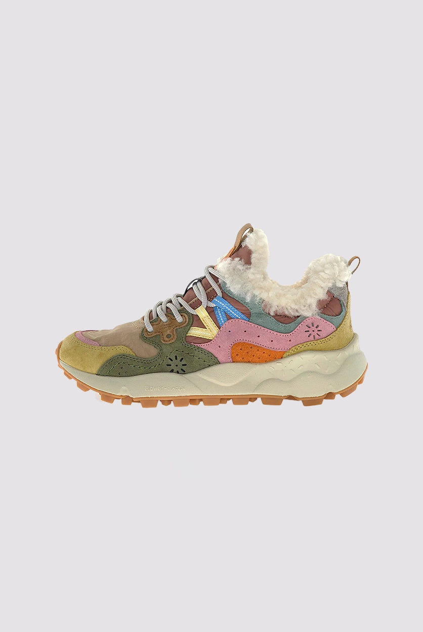 Sneakersy Yamano 3 Flower Mountain na lekkiej podeszwie z gumowym, traktorowym spodem. Wykonane z technicznej tkaniny oraz z kolorowych, zamszowych elementów dekorowanych, drobnymi, ażurowymi wzorkami. Wewnątrz obszyte ciepłym "misiem".
