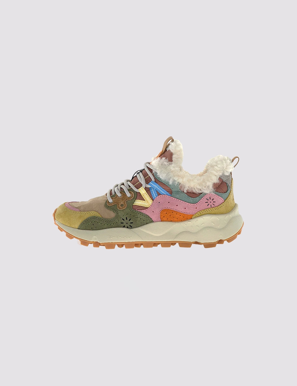 Sneakersy Yamano 3 Flower Mountain na lekkiej podeszwie z gumowym, traktorowym spodem. Wykonane z technicznej tkaniny oraz z kolorowych, zamszowych elementów dekorowanych, drobnymi, ażurowymi wzorkami. Wewnątrz obszyte ciepłym "misiem".