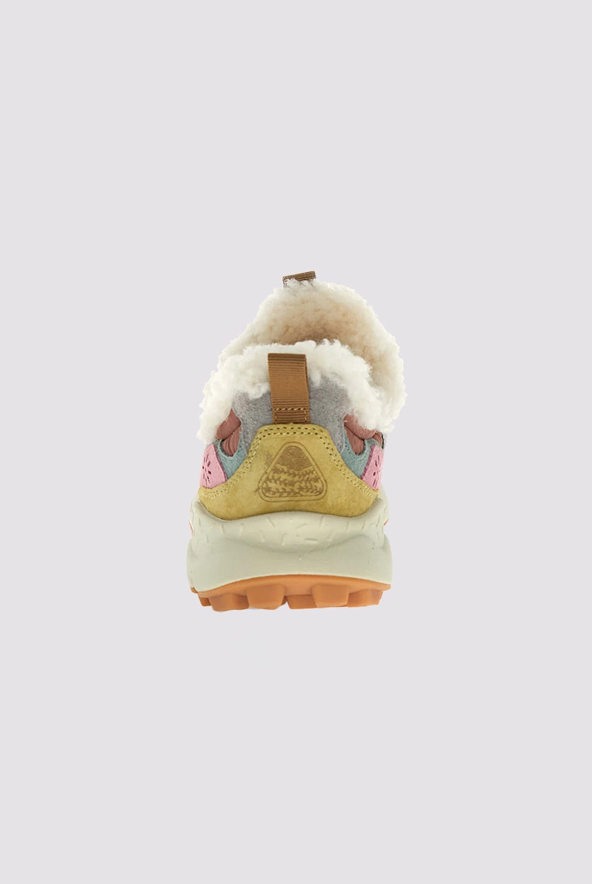 Sneakersy Yamano 3 Flower Mountain na lekkiej podeszwie z gumowym, traktorowym spodem. Wykonane z technicznej tkaniny oraz z kolorowych, zamszowych elementów dekorowanych, drobnymi, ażurowymi wzorkami. Wewnątrz obszyte ciepłym "misiem".
