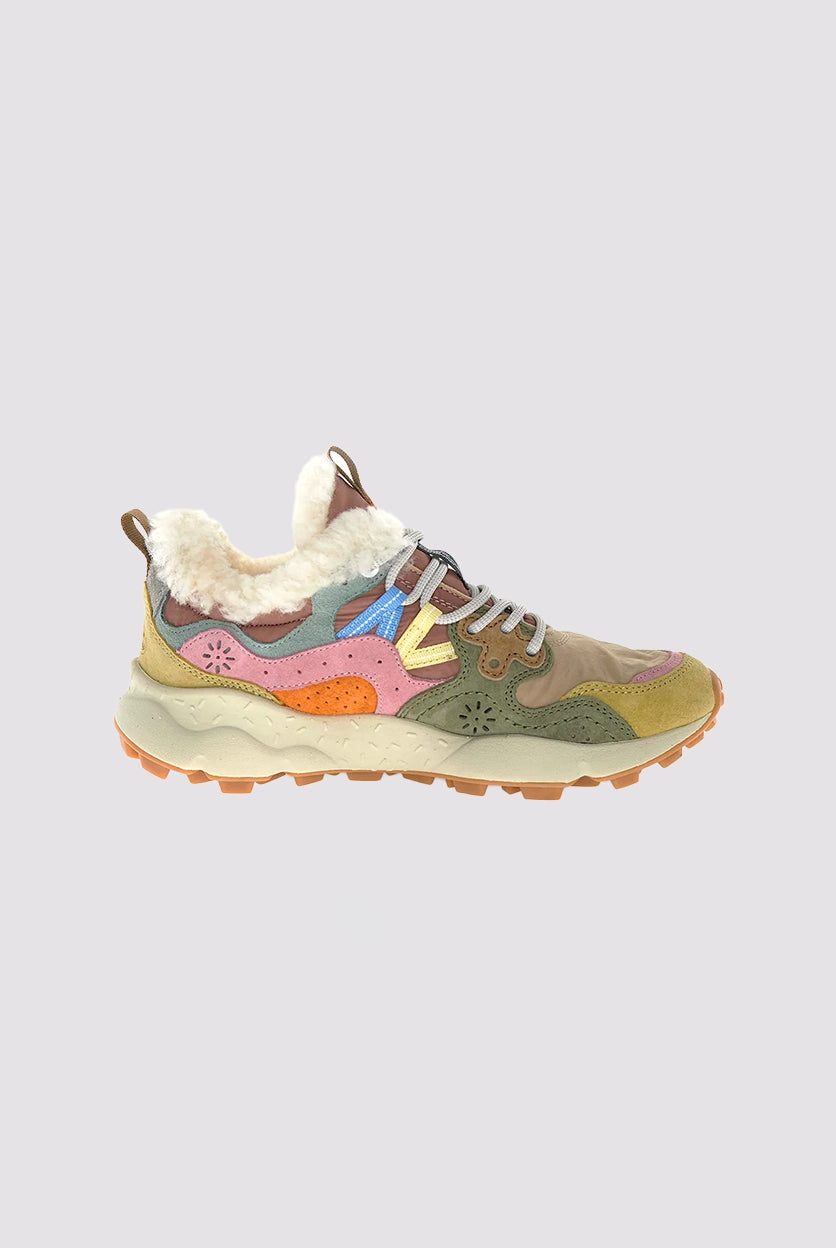 Sneakersy Yamano 3 Flower Mountain na lekkiej podeszwie z gumowym, traktorowym spodem. Wykonane z technicznej tkaniny oraz z kolorowych, zamszowych elementów dekorowanych, drobnymi, ażurowymi wzorkami. Wewnątrz obszyte ciepłym "misiem".