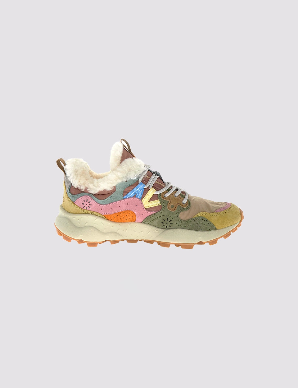 Sneakersy Yamano 3 Flower Mountain na lekkiej podeszwie z gumowym, traktorowym spodem. Wykonane z technicznej tkaniny oraz z kolorowych, zamszowych elementów dekorowanych, drobnymi, ażurowymi wzorkami. Wewnątrz obszyte ciepłym "misiem".