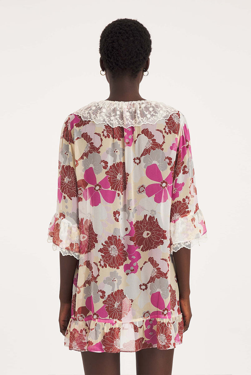Lekka, zwiewna sukienka Flowi Mini Pink marki Antik Batik w kwiatowy print z koronkowym kołnierzykiem i bufiastymi rękawami do łokci. Ma głęboki dekolt z wiązaniami na cienkie sznureczki. Zdobiona jest falbanką u dołu i przy rękawach. Wykonana z jedwabnego szyfonu.
-Kwiatowy print
-Zdobiona falbanką i koronką
-Zamów w swoim standardowym rozmiarze 