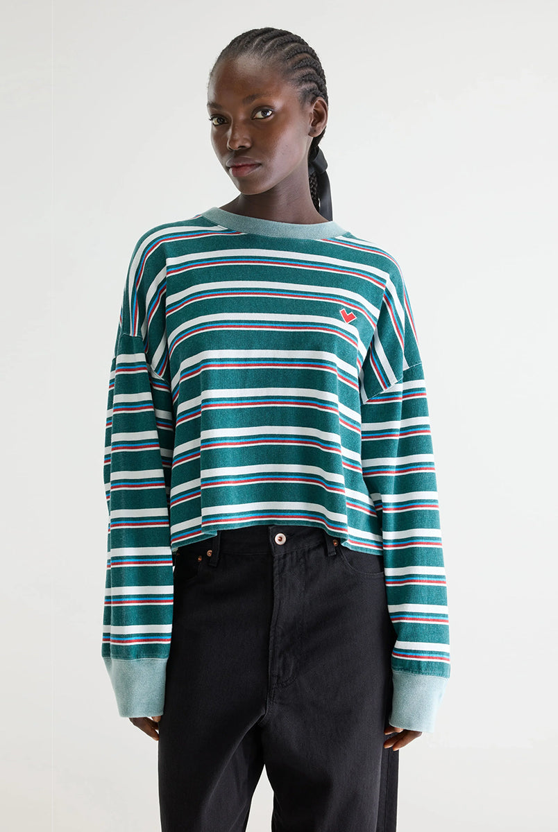 Luźny, skrócony T-shirt Franto Stripe-B marki BELLEROSE z okrągłym dekoltem i długimi rękawami w ciemnozielonym kolorze z kolorowymi paskami. Wykończony kontrastowym, spranym, zielonym ściagaczem przy kołnierzyku i mankietach. Wykonany z bawełny.
-Luźny, skrócony krój
-Wybierz swój zwykły rozmiar lub mniejszy, aby uzyskać bardziej dopasowany look