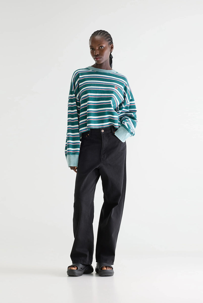 Luźny, skrócony T-shirt Franto Stripe-B marki BELLEROSE z okrągłym dekoltem i długimi rękawami w ciemnozielonym kolorze z kolorowymi paskami. Wykończony kontrastowym, spranym, zielonym ściagaczem przy kołnierzyku i mankietach. Wykonany z bawełny.
-Luźny, skrócony krój
-Wybierz swój zwykły rozmiar lub mniejszy, aby uzyskać bardziej dopasowany look