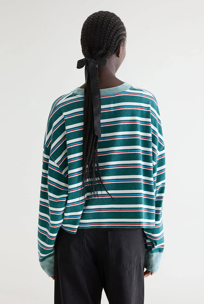 Luźny, skrócony T-shirt Franto Stripe-B marki BELLEROSE z okrągłym dekoltem i długimi rękawami w ciemnozielonym kolorze z kolorowymi paskami. Wykończony kontrastowym, spranym, zielonym ściagaczem przy kołnierzyku i mankietach. Wykonany z bawełny.
-Luźny, skrócony krój
-Wybierz swój zwykły rozmiar lub mniejszy, aby uzyskać bardziej dopasowany look