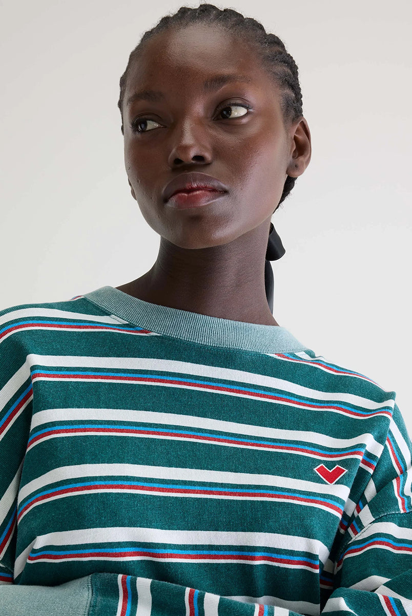 Luźny, skrócony T-shirt Franto Stripe-B marki BELLEROSE z okrągłym dekoltem i długimi rękawami w ciemnozielonym kolorze z kolorowymi paskami. Wykończony kontrastowym, spranym, zielonym ściagaczem przy kołnierzyku i mankietach. Wykonany z bawełny.
-Luźny, skrócony krój
-Wybierz swój zwykły rozmiar lub mniejszy, aby uzyskać bardziej dopasowany look