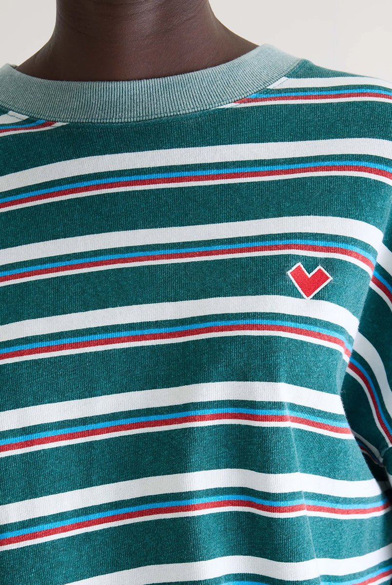 Luźny, skrócony T-shirt Franto Stripe-B marki BELLEROSE z okrągłym dekoltem i długimi rękawami w ciemnozielonym kolorze z kolorowymi paskami. Wykończony kontrastowym, spranym, zielonym ściagaczem przy kołnierzyku i mankietach. Wykonany z bawełny.
-Luźny, skrócony krój
-Wybierz swój zwykły rozmiar lub mniejszy, aby uzyskać bardziej dopasowany look