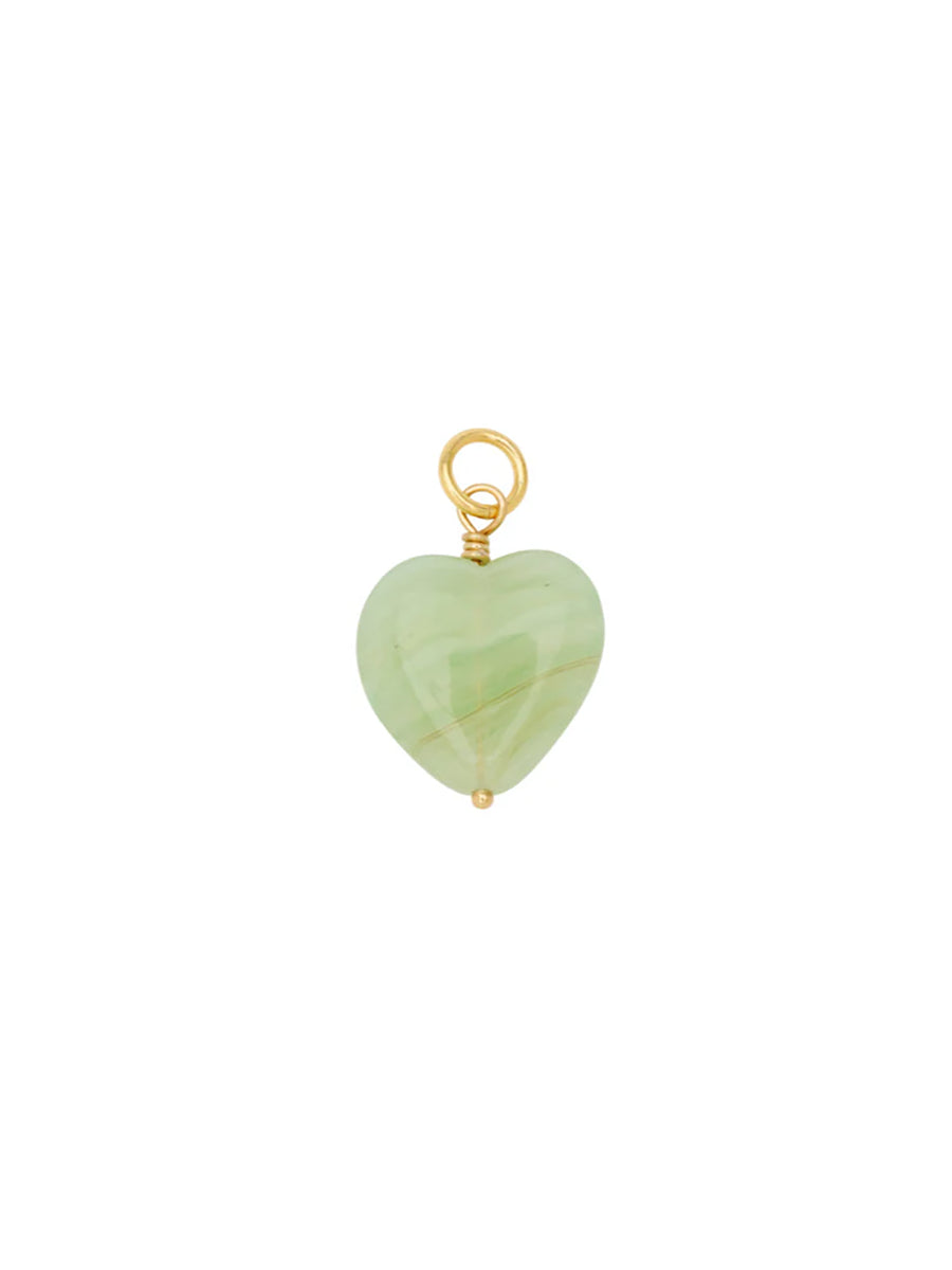 Szklana zawieszka w kształcie serca French Grande Heart Pico Copenhagen. Zawieś ją na ulubionym łańcuszku, okrągłym kolczyku lub bransoletce. Łącz dowolnie z innymi zawieszkami. 
