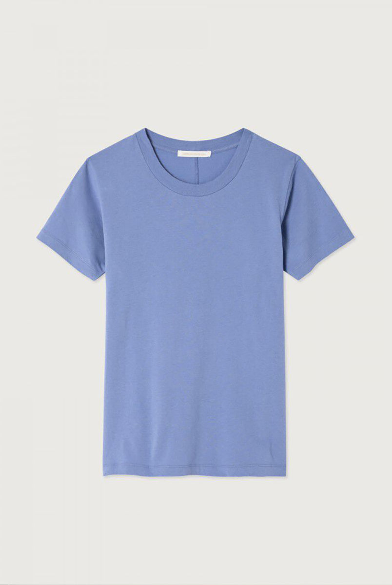 Klasyczny model American Vintage - t-shirt GAMIPY z krótkim rękawem. Posiada okrągły dekolt i delikatnie przylegający fason. Z tyłu bluzka ma gruby szew idący wzdłuż pleców. Idealny do warstwowych stylizacji. Załóż go pod sweter, marynarkę lub wsadź go w spodnie z wysokim stanem. Wykonany z cienkiej i bardzo miękkiej bawełny. 
