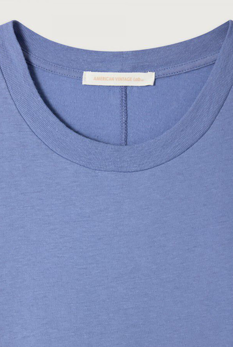 Klasyczny model American Vintage - t-shirt GAMIPY z krótkim rękawem. Posiada okrągły dekolt i delikatnie przylegający fason. Z tyłu bluzka ma gruby szew idący wzdłuż pleców. Idealny do warstwowych stylizacji. Załóż go pod sweter, marynarkę lub wsadź go w spodnie z wysokim stanem. Wykonany z cienkiej i bardzo miękkiej bawełny. 