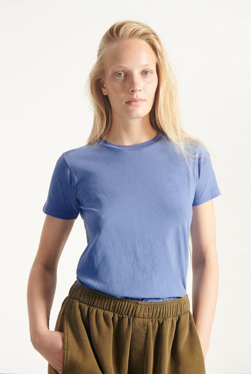 Klasyczny model American Vintage - t-shirt GAMIPY z krótkim rękawem. Posiada okrągły dekolt i delikatnie przylegający fason. Z tyłu bluzka ma gruby szew idący wzdłuż pleców. Idealny do warstwowych stylizacji. Załóż go pod sweter, marynarkę lub wsadź go w spodnie z wysokim stanem. Wykonany z cienkiej i bardzo miękkiej bawełny. 