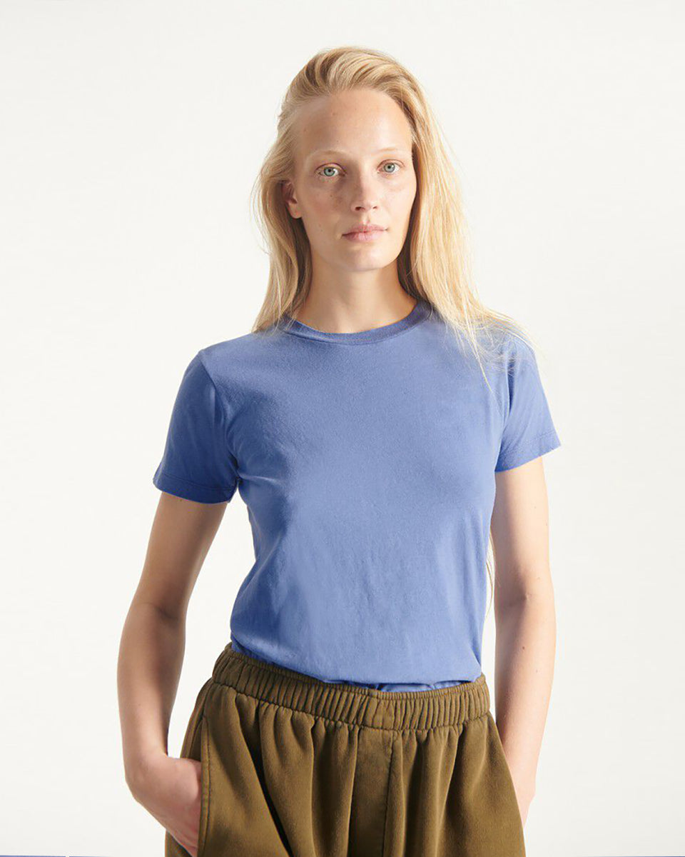Klasyczny model American Vintage - t-shirt GAMIPY z krótkim rękawem. Posiada okrągły dekolt i delikatnie przylegający fason. Z tyłu bluzka ma gruby szew idący wzdłuż pleców. Idealny do warstwowych stylizacji. Załóż go pod sweter, marynarkę lub wsadź go w spodnie z wysokim stanem. Wykonany z cienkiej i bardzo miękkiej bawełny. 
