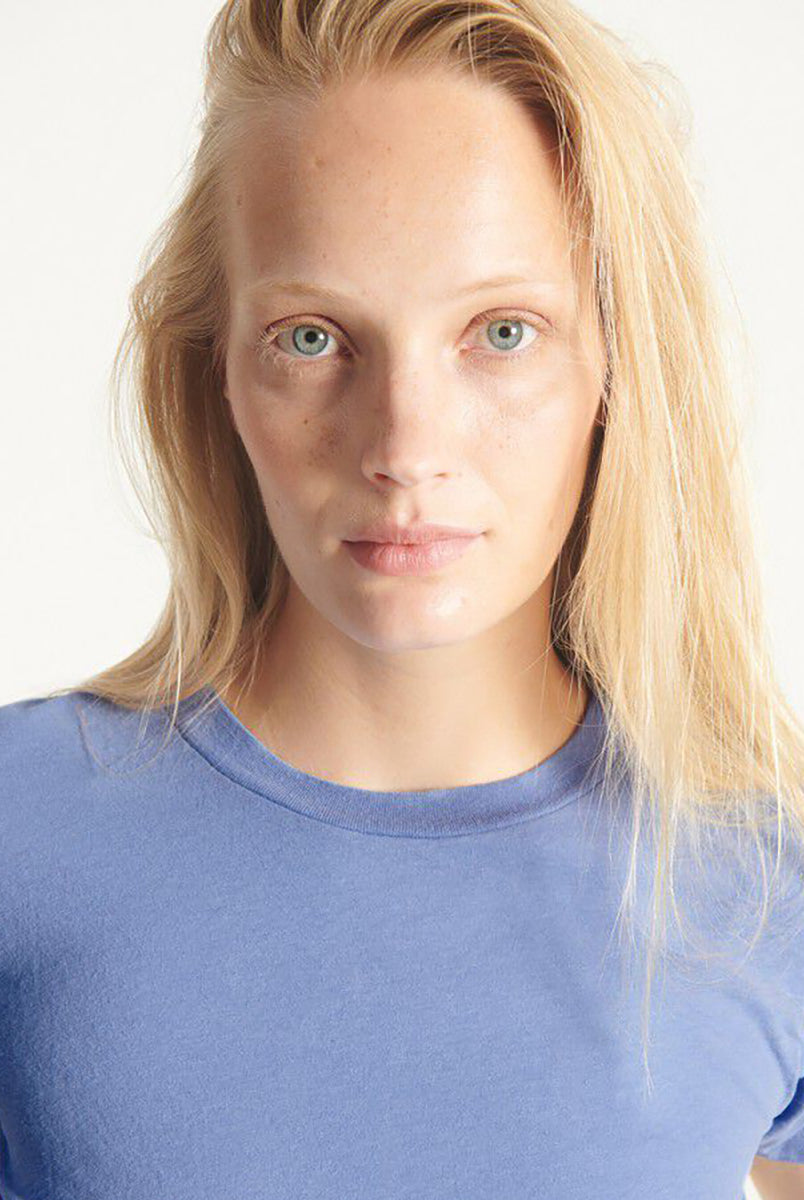 Klasyczny model American Vintage - t-shirt GAMIPY z krótkim rękawem. Posiada okrągły dekolt i delikatnie przylegający fason. Z tyłu bluzka ma gruby szew idący wzdłuż pleców. Idealny do warstwowych stylizacji. Załóż go pod sweter, marynarkę lub wsadź go w spodnie z wysokim stanem. Wykonany z cienkiej i bardzo miękkiej bawełny. 