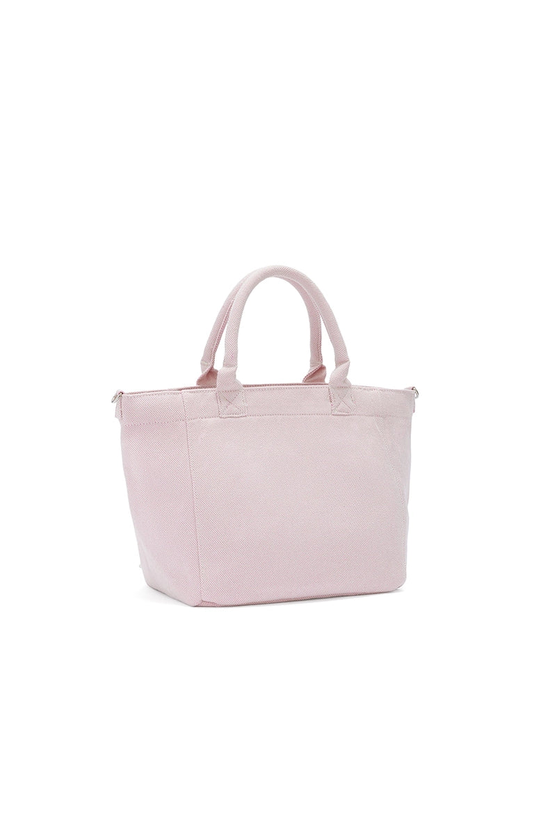 Mała, trapezowa, różowa torba shopper 2110 Rasperry GANNI z pluszowym logo marki oraz z uroczym printem z motywem malin. Torba posiada dwie, grube, krótkie rączki do wygodnego trzymania w dłoni oraz odpinany, cienki, długi pasek do wygodnego zawiedzenia na ramieniu. Wewnątrz znajduje się mała kieszonka zapinana na zamek błyskawiczny. Wykonana z grubego, sztywnego, płóciennego materiału.