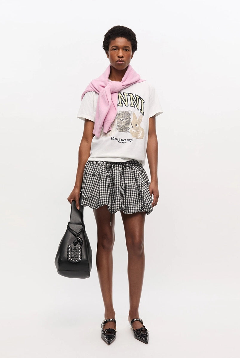 Luźny, bawełniany, biały t-shirt 4238 BASIC COTTON JERSEY ANIMAL GANNI z okrągłym dekoltem i krótkim, szerokim rękawem. Z przodu posiada grafikę uroczych zwierzątek, napis 'Have a nice day' oraz logo GANNI.