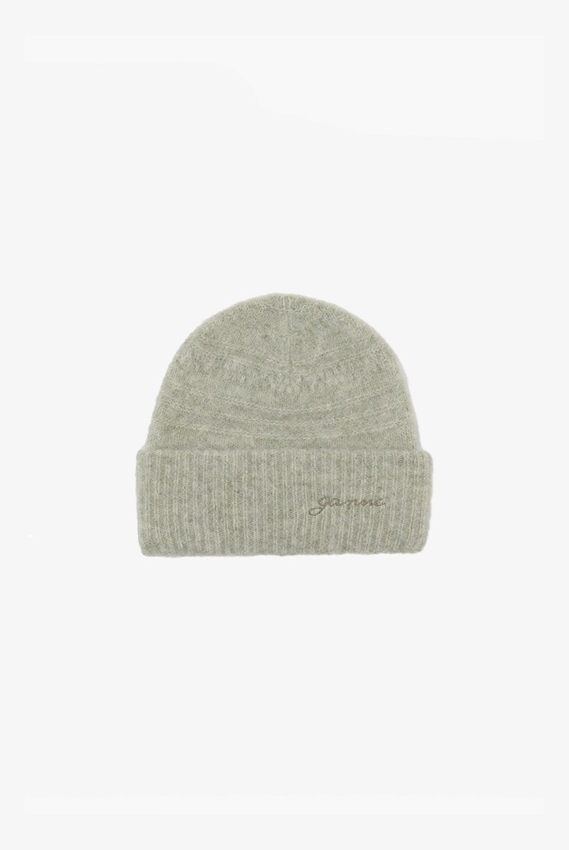 Ciepła, zielona, wywijana czapka w typie beanie 6061 GANNI z miękkiej dzianiny z wełną merynosa i alpaką. Z przodu posiada niewielki haft z logo GANNI.
