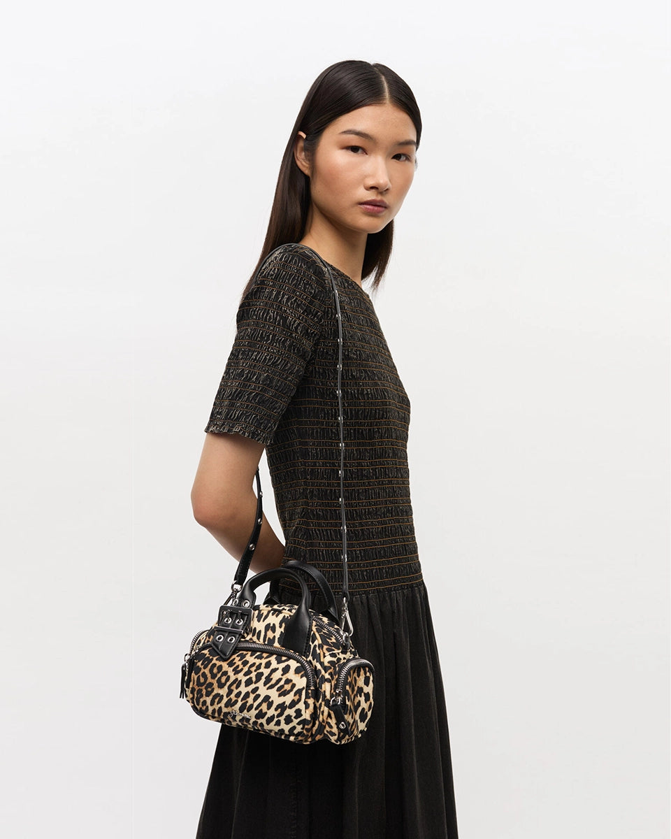 Mała torebka 6740 Bucky Polochon GANNI Leopard w panterkowy print. Zapinana na suwak, posiada jedną kieszeń z przodu, dwie kieszenie boczne i srebrne logo marki.
