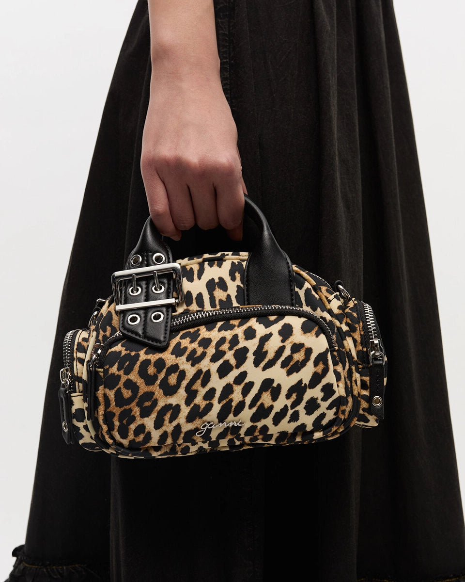 Mała torebka 6740 Bucky Polochon GANNI Leopard w panterkowy print. Zapinana na suwak, posiada jedną kieszeń z przodu, dwie kieszenie boczne i srebrne logo marki.