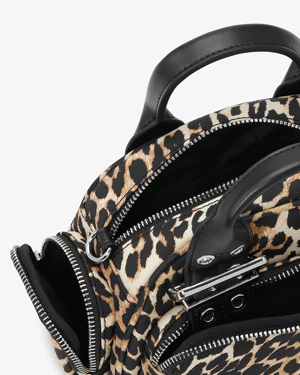 Mała torebka 6740 Bucky Polochon GANNI Leopard w panterkowy print. Zapinana na suwak, posiada jedną kieszeń z przodu, dwie kieszenie boczne i srebrne logo marki.