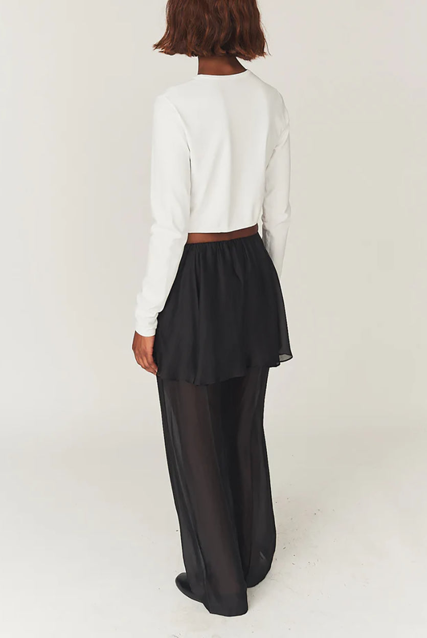 Luźne, proste spodnie Gilian Peplum Black marki The Garment z szerokimi nogawkami i elastyczną gumką. Najbardziej charakterystycznym elementem jest doszyta w pasie baskinka. Materiał jest półtransparentny, co nadaje spodniom eterycznego, nowoczesnego charakteru. Wykonane z tkaniny z wiskozą.
-Baskinka doszyta w pasie
-Luźny, prosty krój
-Zamów spodnie w swoim standardowym rozmiarze
