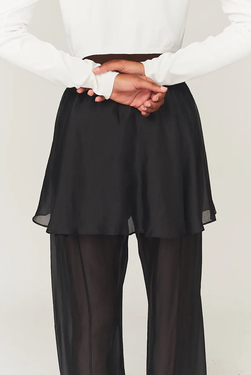 Luźne, proste spodnie Gilian Peplum Black marki The Garment z szerokimi nogawkami i elastyczną gumką. Najbardziej charakterystycznym elementem jest doszyta w pasie baskinka. Materiał jest półtransparentny, co nadaje spodniom eterycznego, nowoczesnego charakteru. Wykonane z tkaniny z wiskozą.
-Baskinka doszyta w pasie
-Luźny, prosty krój
-Zamów spodnie w swoim standardowym rozmiarze