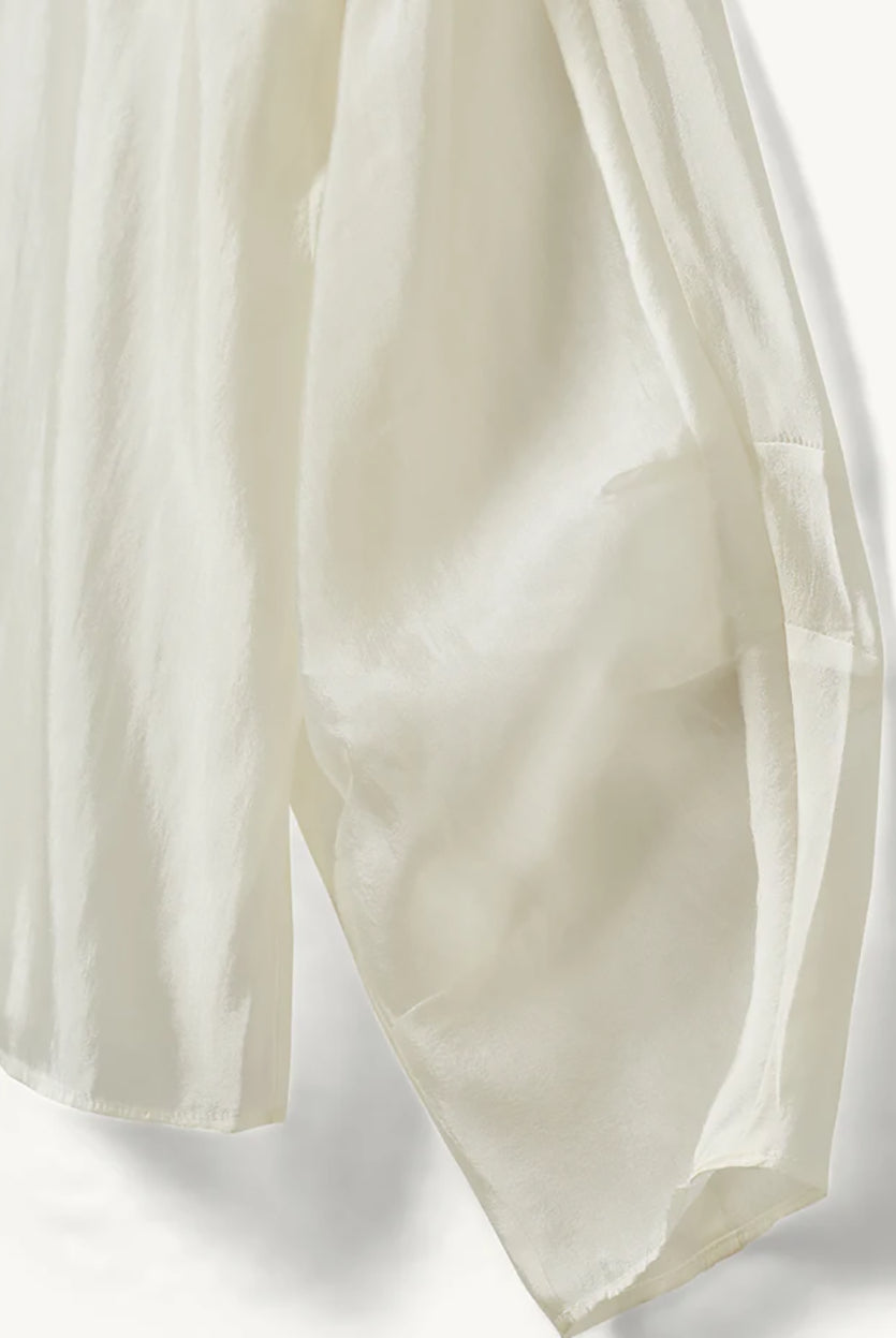 Luźna, kremowa bluzka Gilian Cream marki The Garment z okrągłym dekoltem i szerokimi rękawami o obniżonej linii ramion, zakończone mankietami. Z tyłu widoczne jest eleganckie wycięcie w kształcie łezki, zapinane na guzik. Bluzka wykonana jest z bardzo cienkiego, półtransparentnego materiału o delikatnym połysku.
-Luźny krój
-Cienki materiał o delikatnym połysku
-Zamów bluzkę w swoim standardowym rozmiarze 