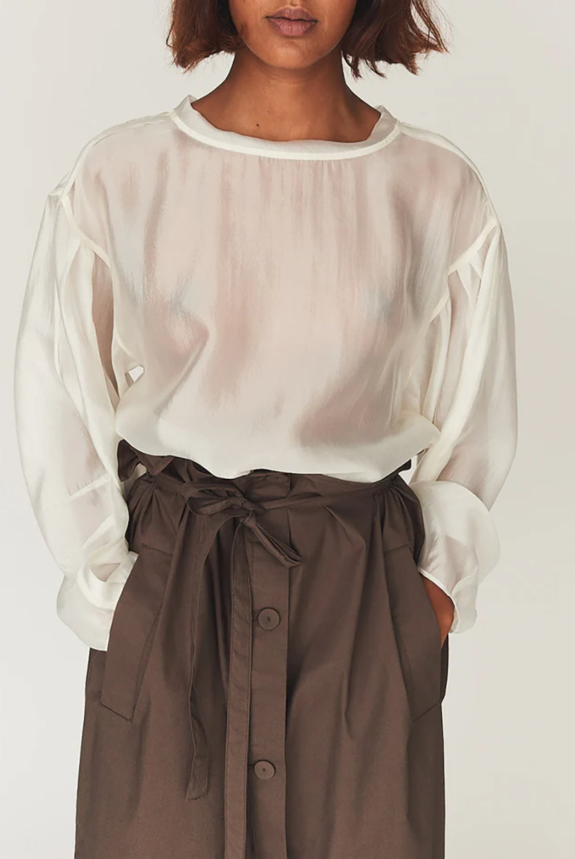 Luźna, kremowa bluzka Gilian Cream marki The Garment z okrągłym dekoltem i szerokimi rękawami o obniżonej linii ramion, zakończone mankietami. Z tyłu widoczne jest eleganckie wycięcie w kształcie łezki, zapinane na guzik. Bluzka wykonana jest z bardzo cienkiego, półtransparentnego materiału o delikatnym połysku.
-Luźny krój
-Cienki materiał o delikatnym połysku
-Zamów bluzkę w swoim standardowym rozmiarze 