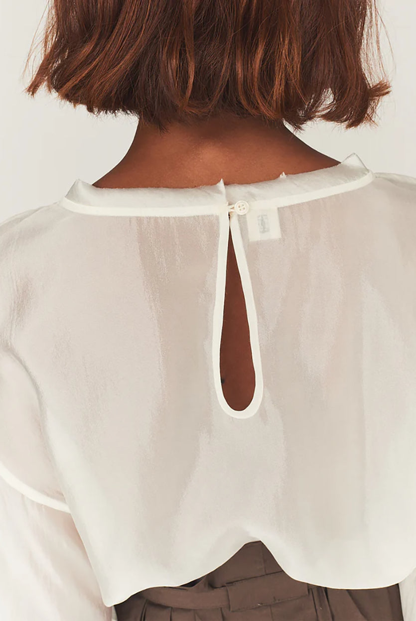 Luźna, kremowa bluzka Gilian Cream marki The Garment z okrągłym dekoltem i szerokimi rękawami o obniżonej linii ramion, zakończone mankietami. Z tyłu widoczne jest eleganckie wycięcie w kształcie łezki, zapinane na guzik. Bluzka wykonana jest z bardzo cienkiego, półtransparentnego materiału o delikatnym połysku.
-Luźny krój
-Cienki materiał o delikatnym połysku
-Zamów bluzkę w swoim standardowym rozmiarze 