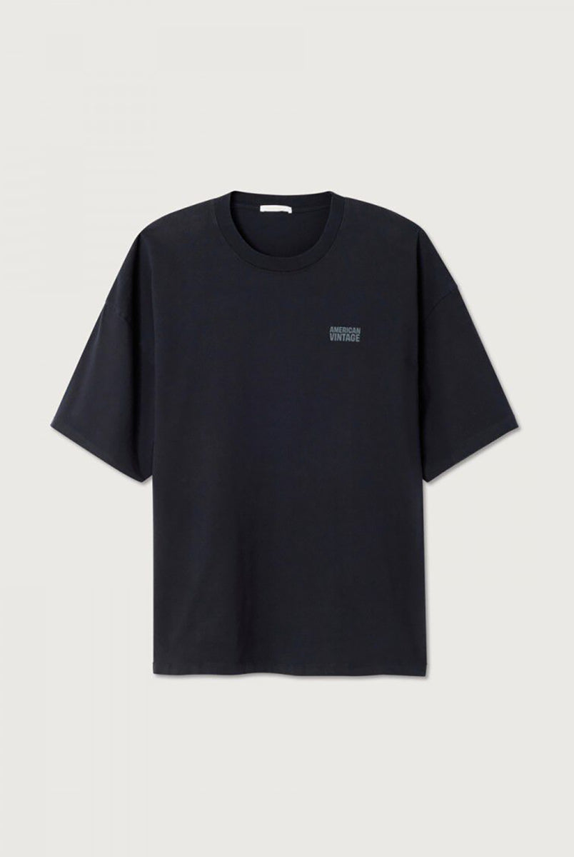Luźny, długi T-shirt GIX02 American Vintage Noir o opływowym kroju. Ma okrągły dekolt, krótki rękaw i swobodny wygląd. Na piersi posiada niewielkie, nadrukowane logo marki. Wykonany z miękkiej bawełny. Idealnie pasuje do spodni dresowych lub jeansów.
-Fason ONE SIZE