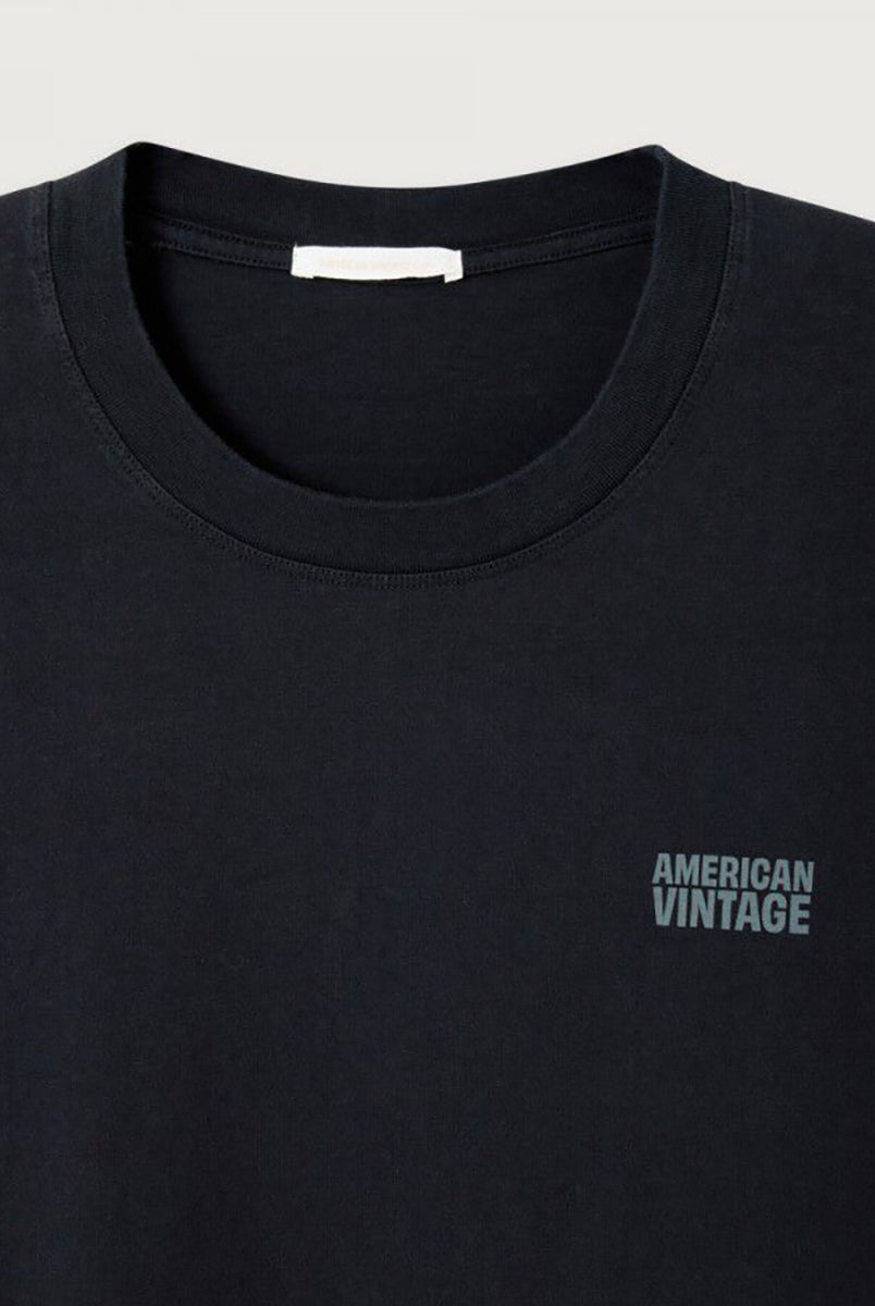 Luźny, długi T-shirt GIX02 American Vintage Noir o opływowym kroju. Ma okrągły dekolt, krótki rękaw i swobodny wygląd. Na piersi posiada niewielkie, nadrukowane logo marki. Wykonany z miękkiej bawełny. Idealnie pasuje do spodni dresowych lub jeansów.
-Fason ONE SIZE