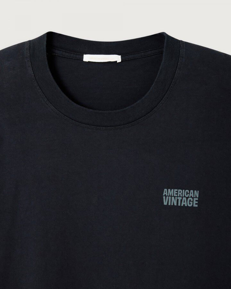 Luźny, długi T-shirt GIX02 American Vintage Noir o opływowym kroju. Ma okrągły dekolt, krótki rękaw i swobodny wygląd. Na piersi posiada niewielkie, nadrukowane logo marki. Wykonany z miękkiej bawełny. Idealnie pasuje do spodni dresowych lub jeansów.
-Fason ONE SIZE