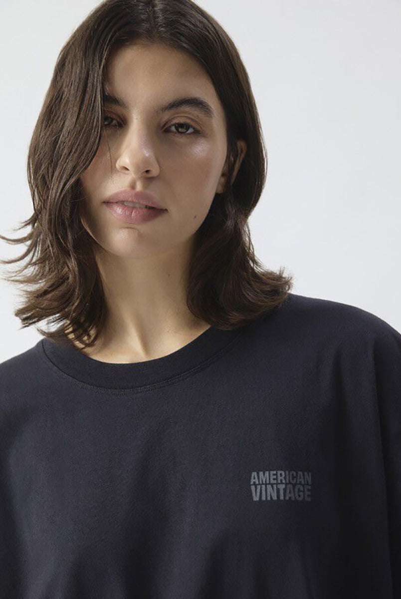 Luźny, długi T-shirt GIX02 American Vintage Noir o opływowym kroju. Ma okrągły dekolt, krótki rękaw i swobodny wygląd. Na piersi posiada niewielkie, nadrukowane logo marki. Wykonany z miękkiej bawełny. Idealnie pasuje do spodni dresowych lub jeansów.
-Fason ONE SIZE