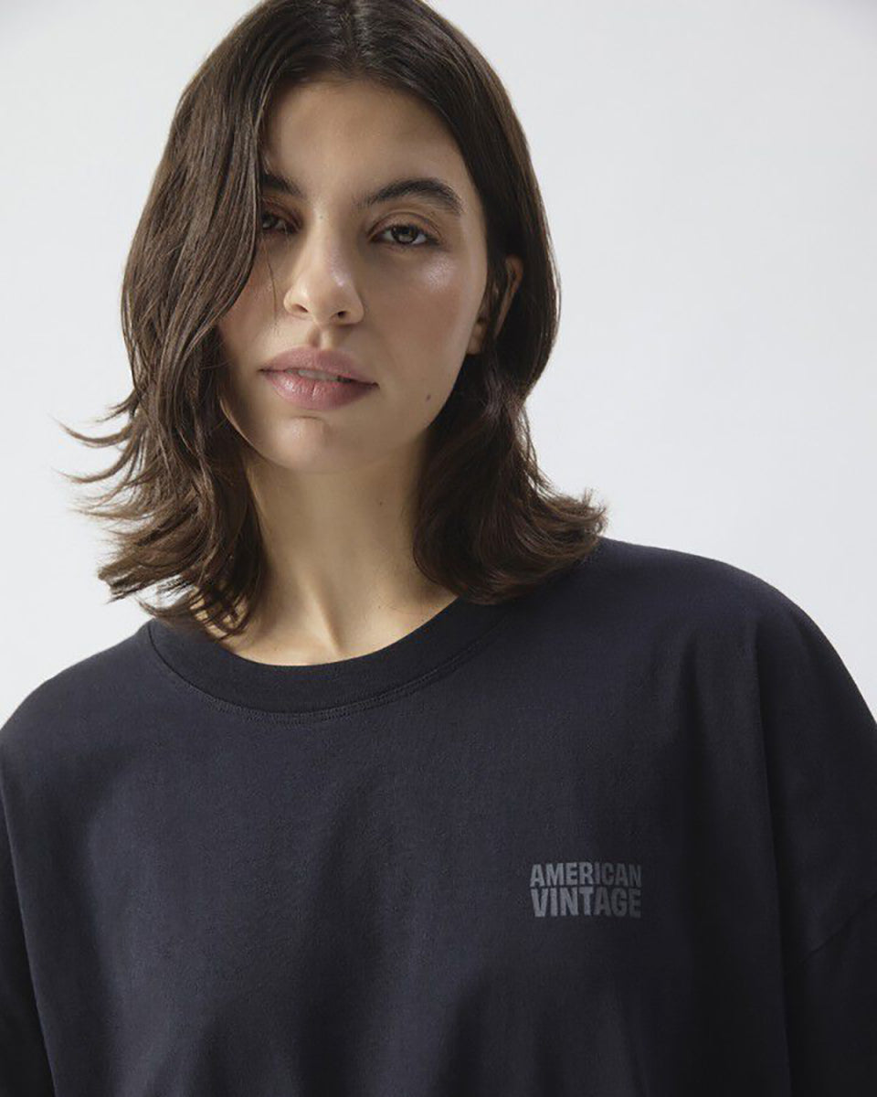 Luźny, długi T-shirt GIX02 American Vintage Noir o opływowym kroju. Ma okrągły dekolt, krótki rękaw i swobodny wygląd. Na piersi posiada niewielkie, nadrukowane logo marki. Wykonany z miękkiej bawełny. Idealnie pasuje do spodni dresowych lub jeansów.
-Fason ONE SIZE